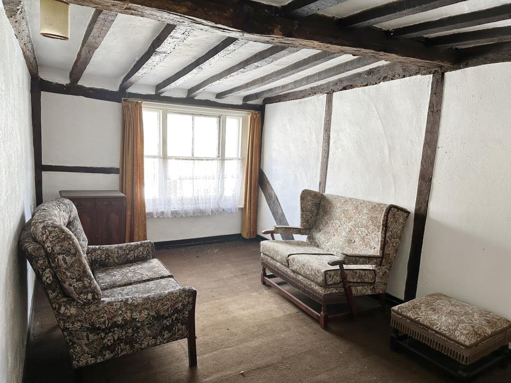 Lot: 162 - COMMERCIAL PREMISES WITH THREE-BEDROOM MAISONETTE CLOSE TO HIGH STREET FOR REPAIR - Flat - Living Room